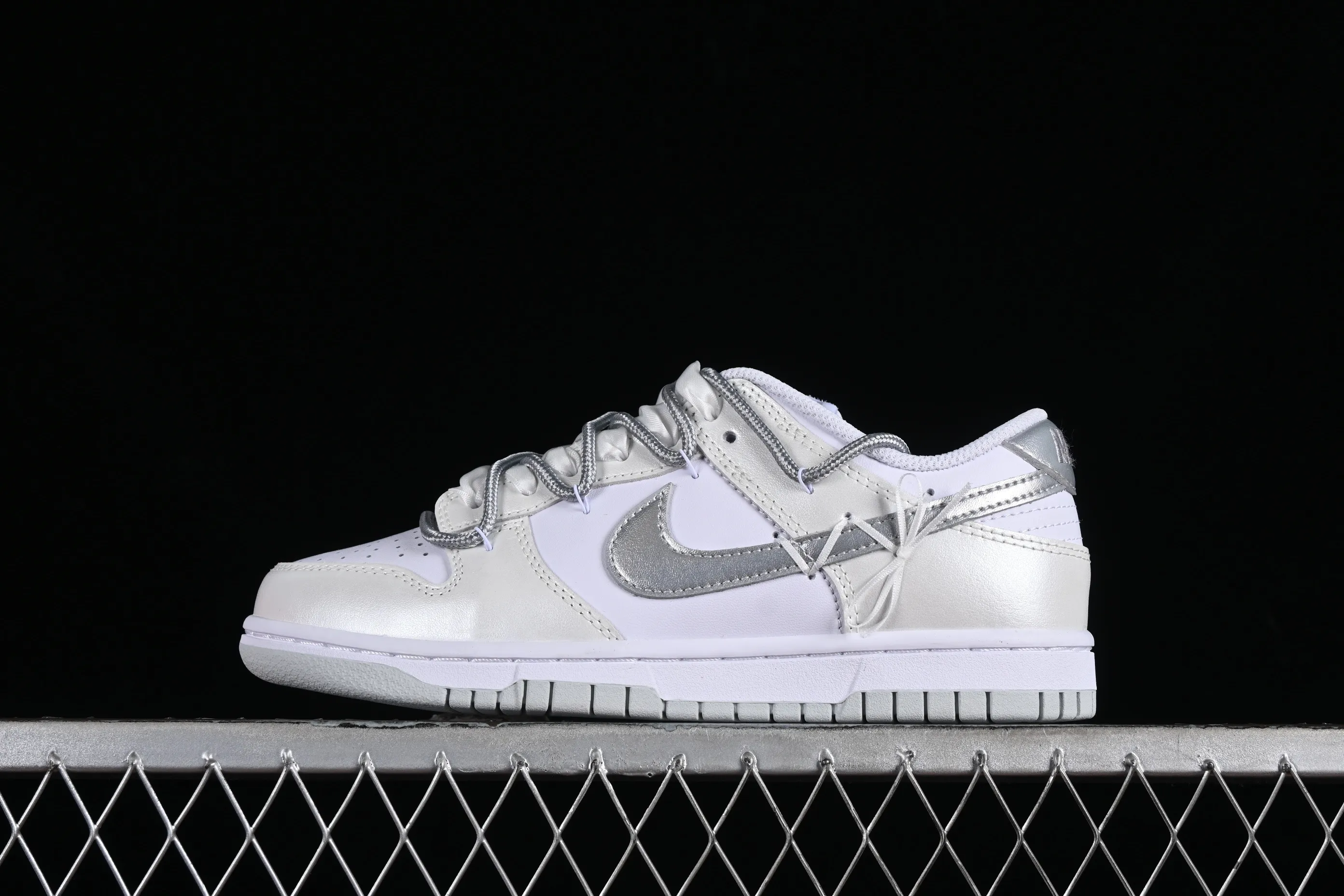 All Categories Nk SB Dunk Series Nk SB Dunk Low Low-top sneakers Nk Dunk Low Fresh silver ballet lace strap SB strap low-top casual sneakers DH9765-102
